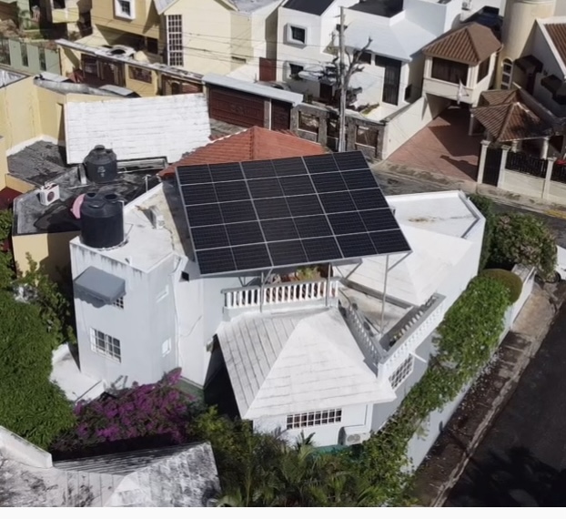 Edificio con instalación solar en Santo Domingo