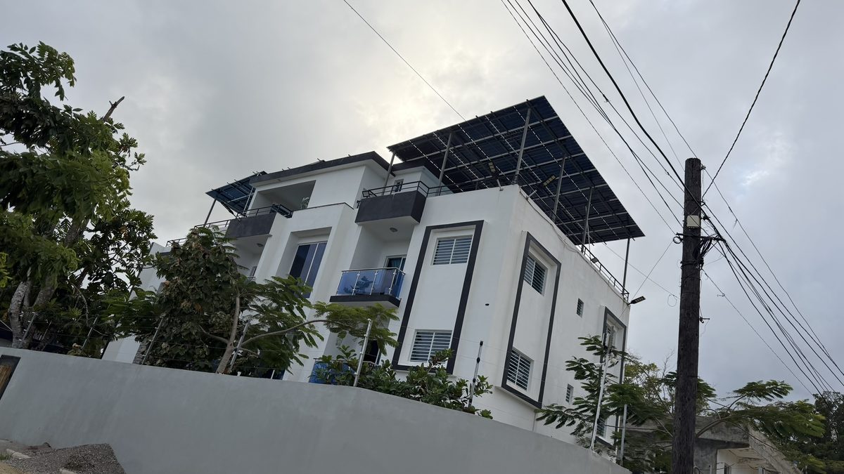 Casa moderna de dos pisos con paneles solares en azotea