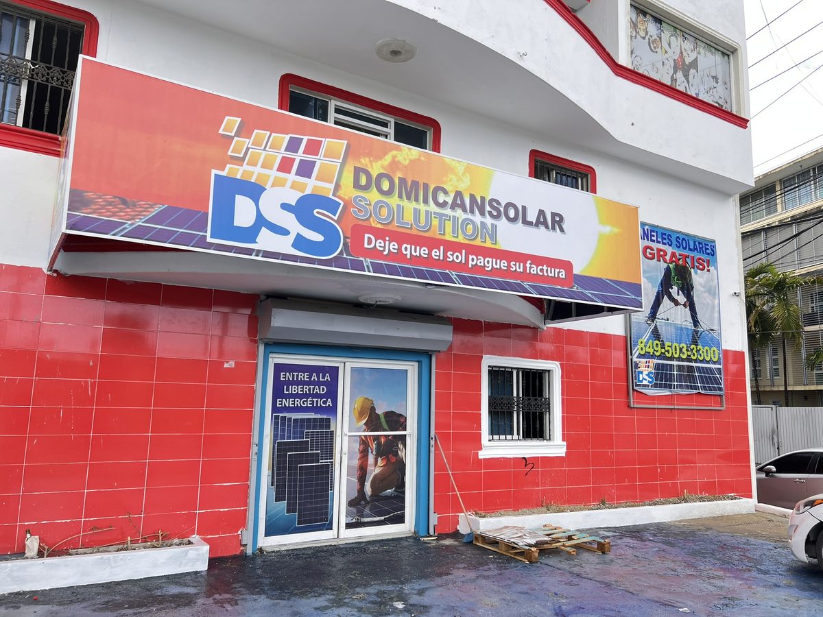 Fachada de oficinas Dominican Solar Solution en Santo Domingo