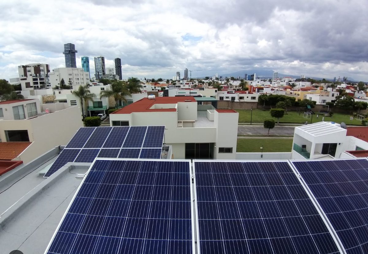 Instalación solar residencial en techo plano urbano, Santo Domingo