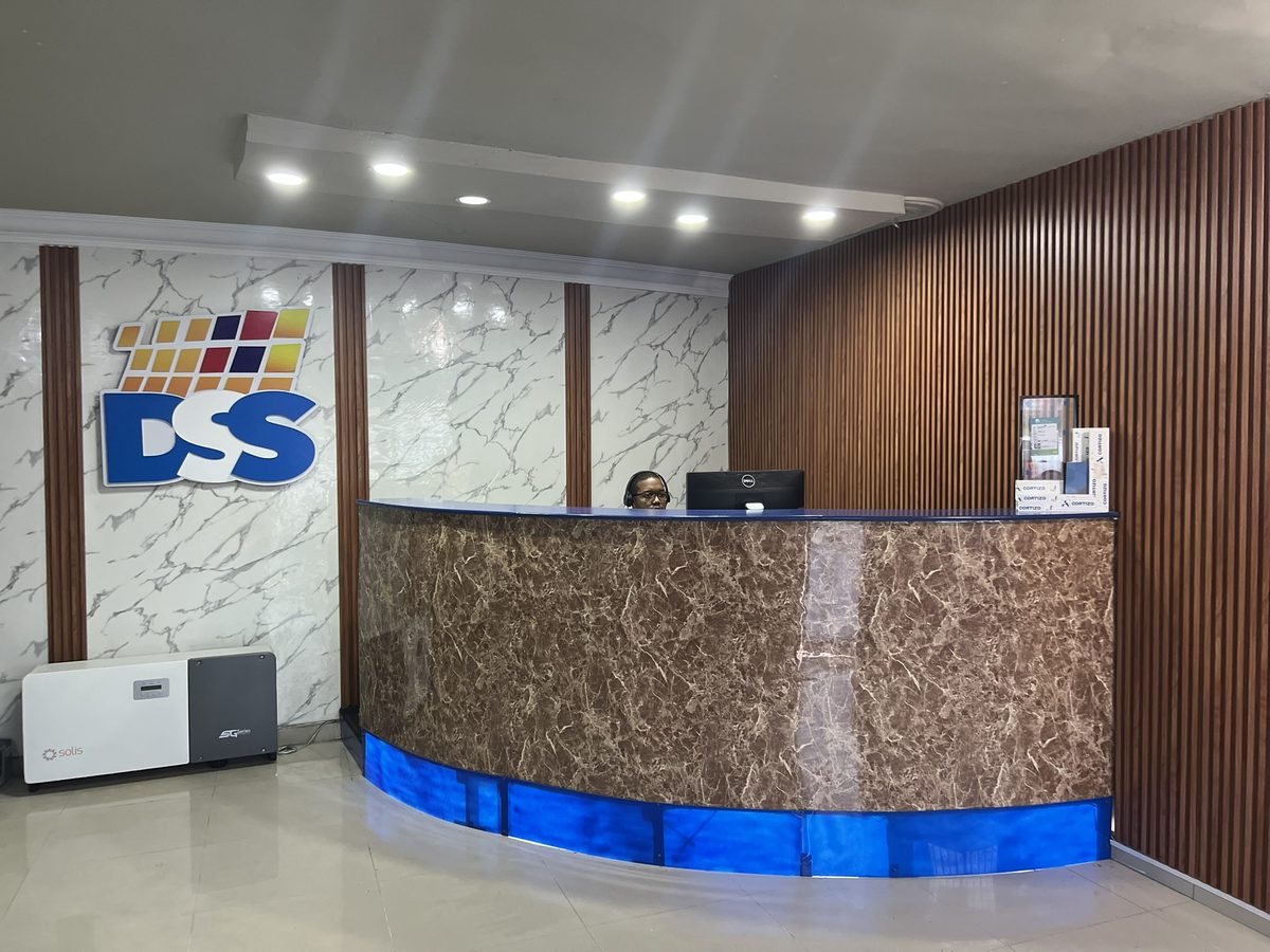 Recepción moderna de Dominican Solar Solution con logo DSS