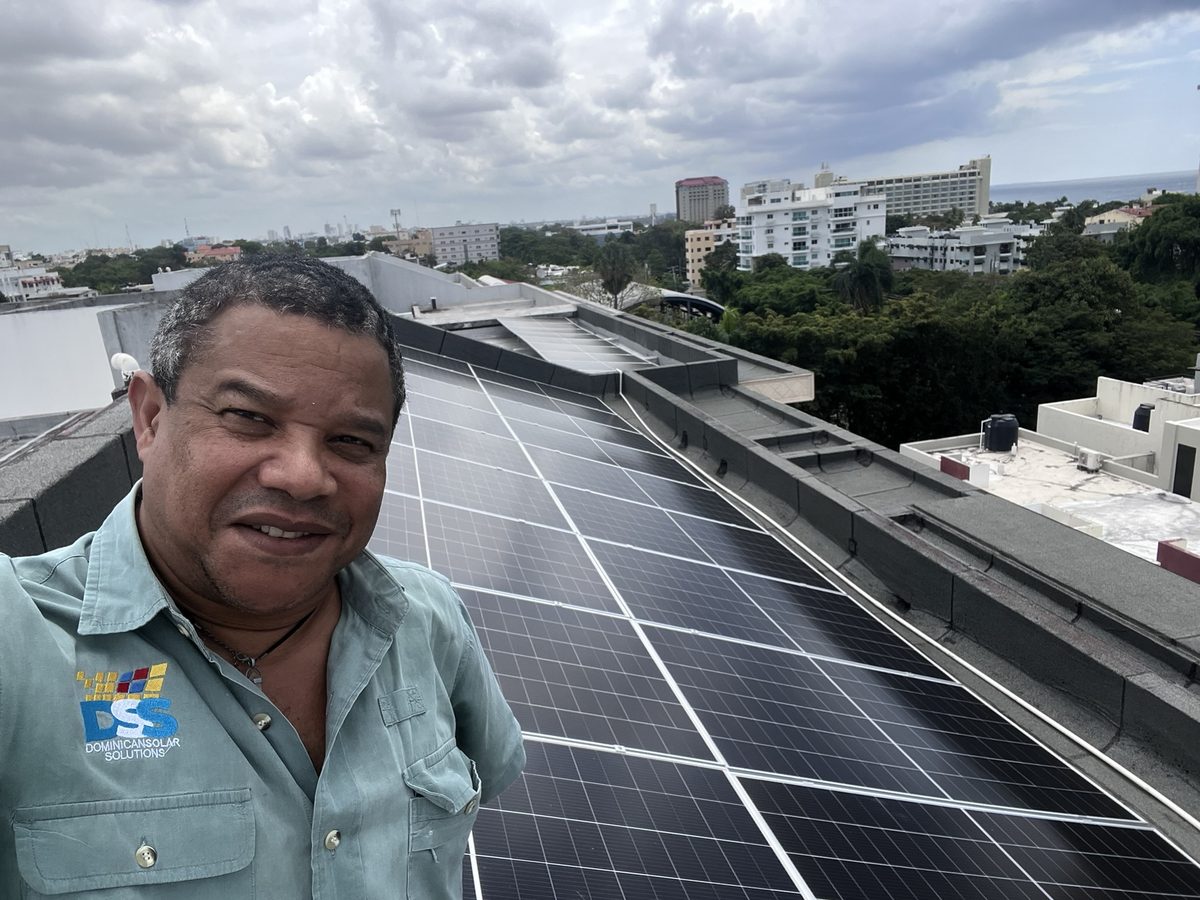 Ingeniero de DSS junto a instalación solar completada en azotea