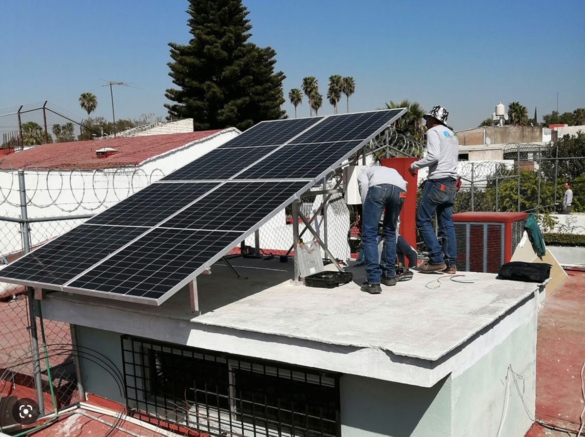 Técnicos certificados de DSS instalando paneles solares en azotea